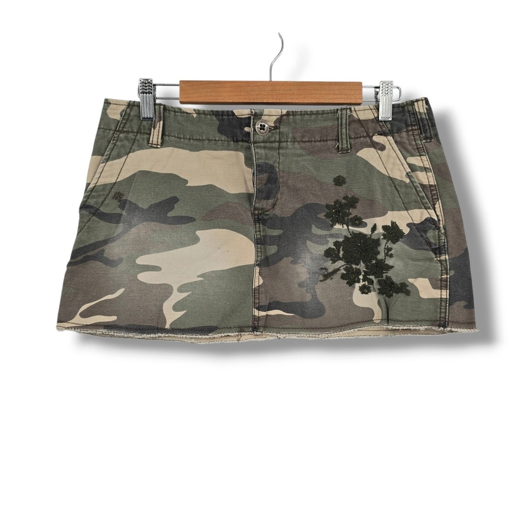 Roxy Camo Mini Skirt Size 9 Green Floral Embroidered Button Fly Raw Hem Y2K